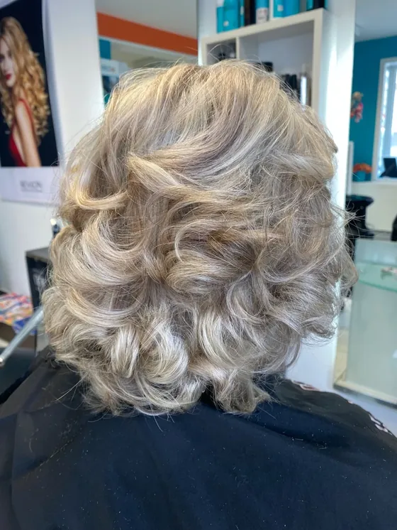 Silberblonde Locken mit Volumen