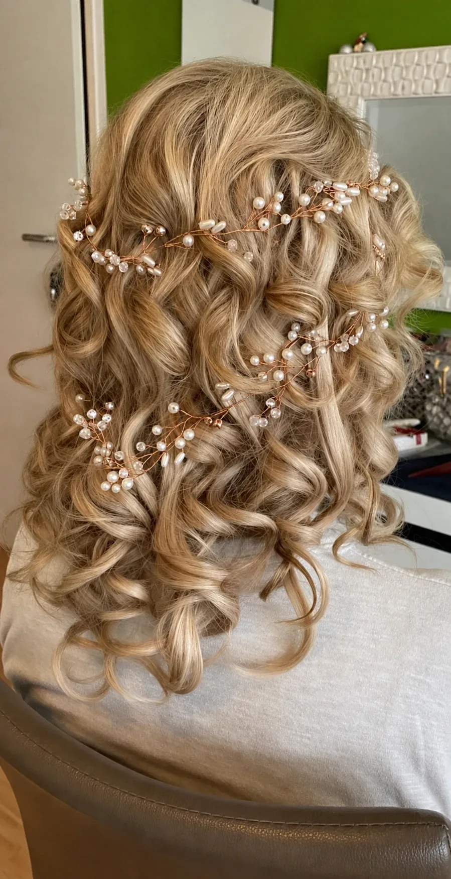 Romantische Locken mit zarter Perlenranke
