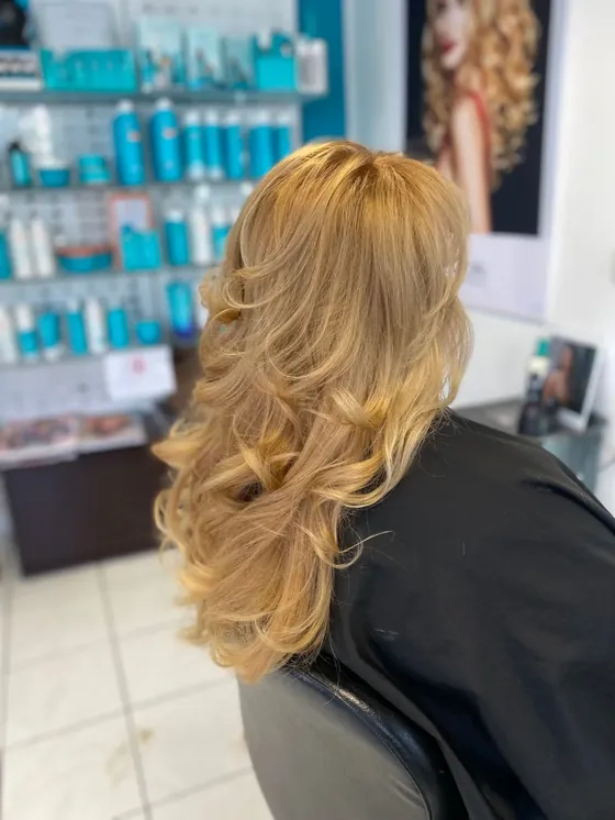 Goldblonde Locken, gefärbt und gestylt im Studio