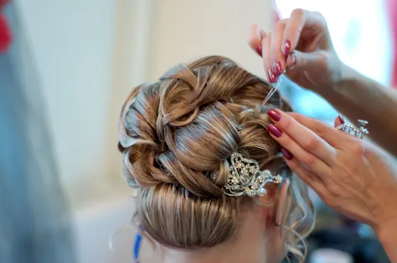 Hochsteckfrisur wird mit Haarschmuck vollendet