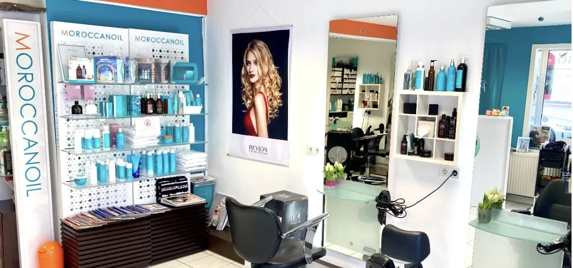 Blick in den Salon mit dem Pflegeregal und den Frisierplätzen